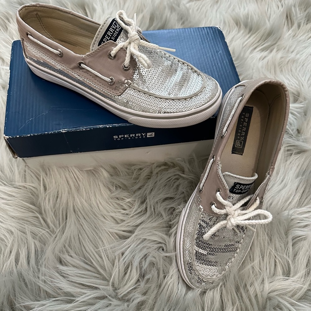 Women’s SPERRY grey/ silver.